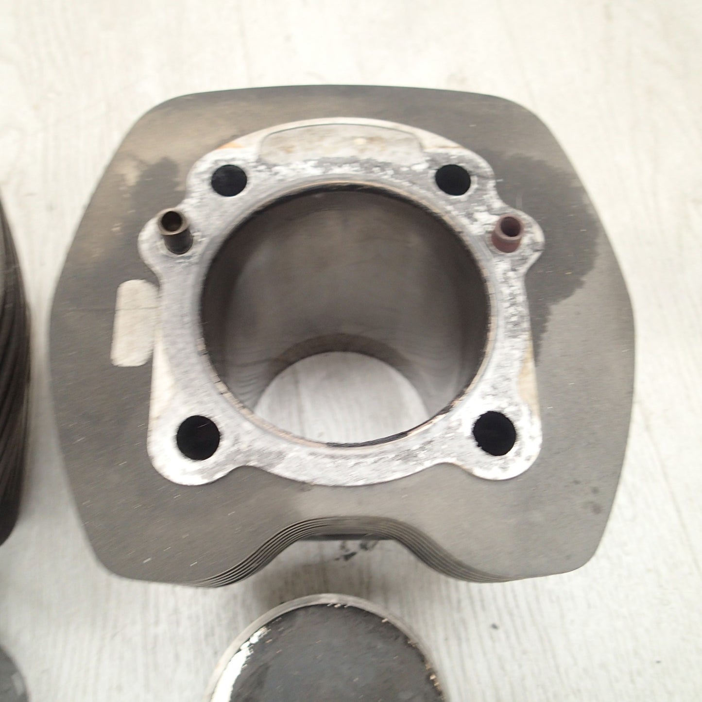 USED GENUINE HARLEY DAVIDSON PAIR OF CYLINDERS 16593-99 USED + Pistons