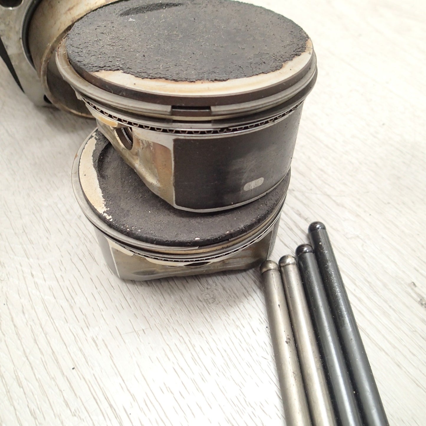 USED GENUINE HARLEY DAVIDSON PAIR OF CYLINDERS 16593-99 USED + Pistons