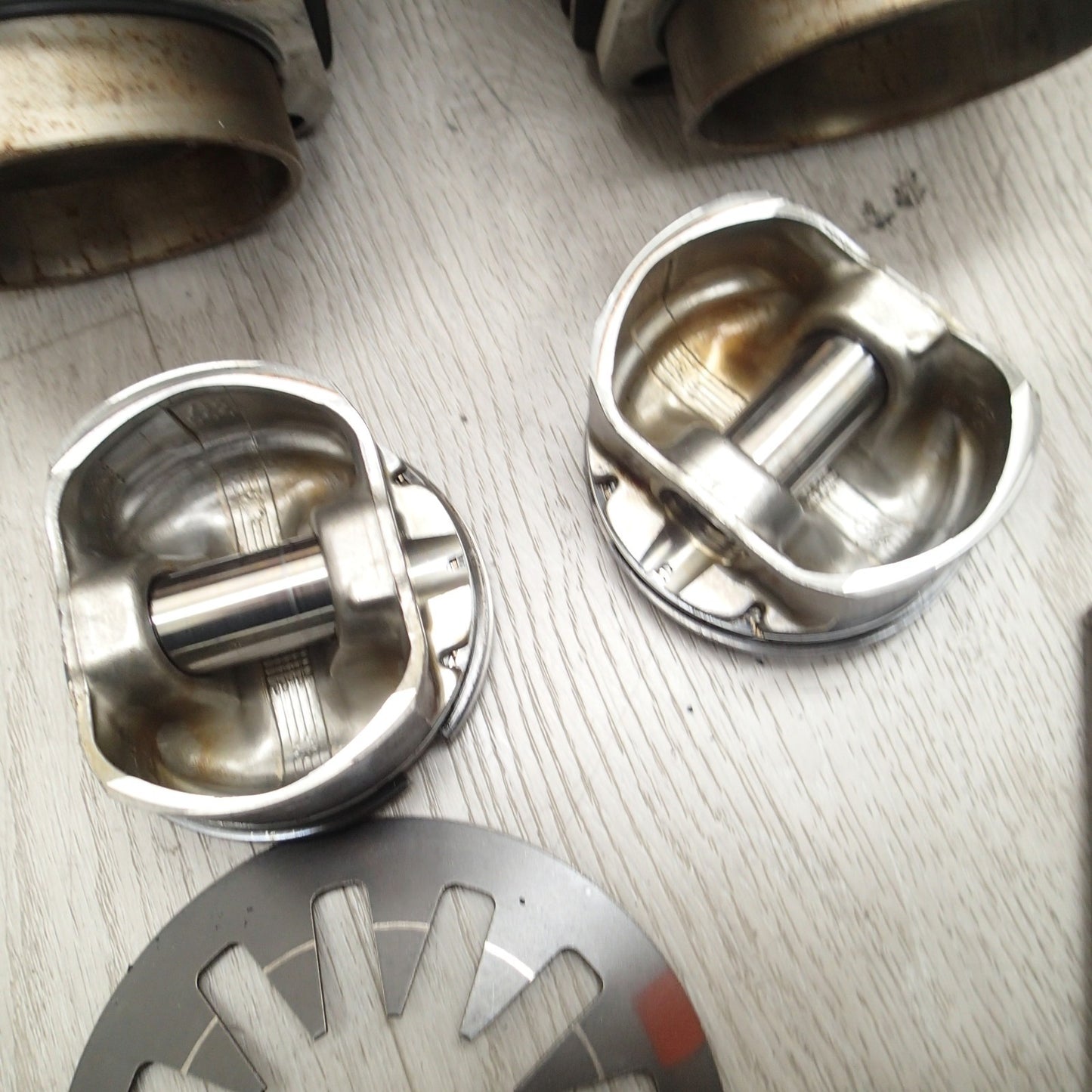 USED GENUINE HARLEY DAVIDSON PAIR OF CYLINDERS 16593-99 USED + Pistons