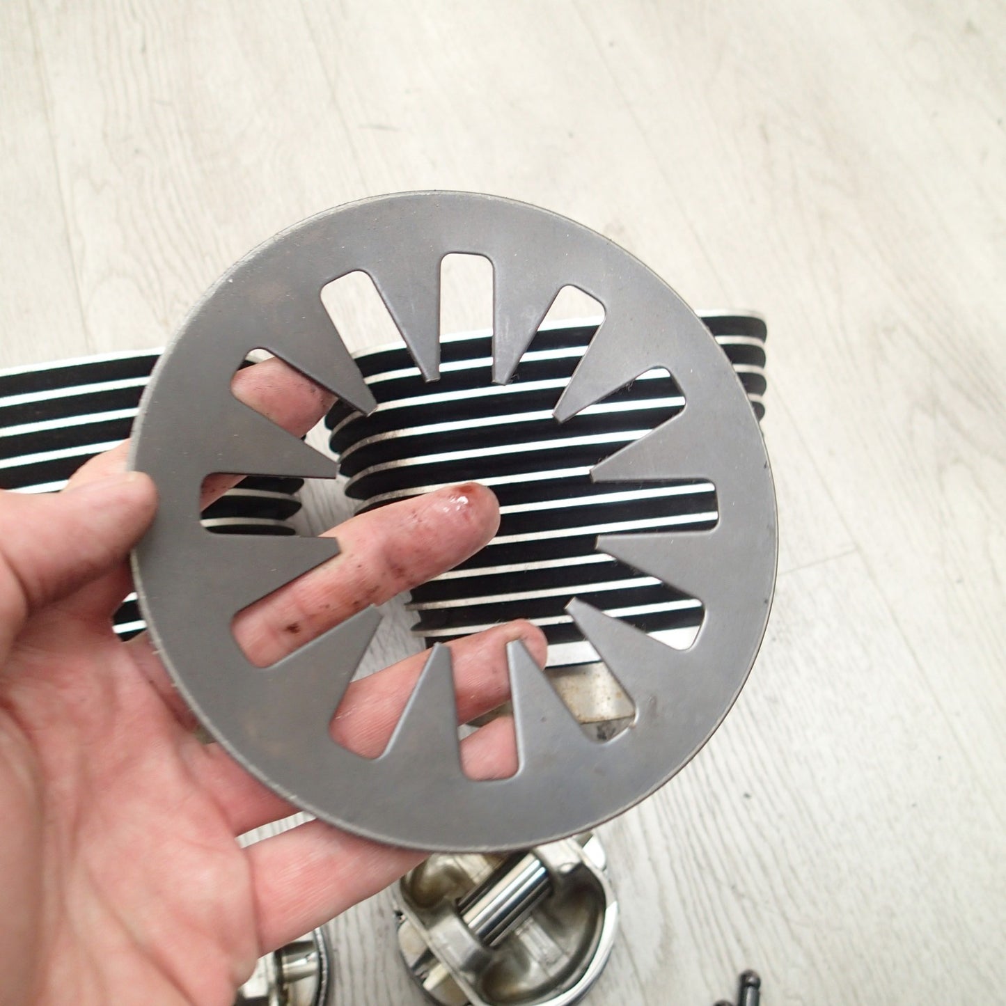 USED GENUINE HARLEY DAVIDSON PAIR OF CYLINDERS 16593-99 USED + Pistons