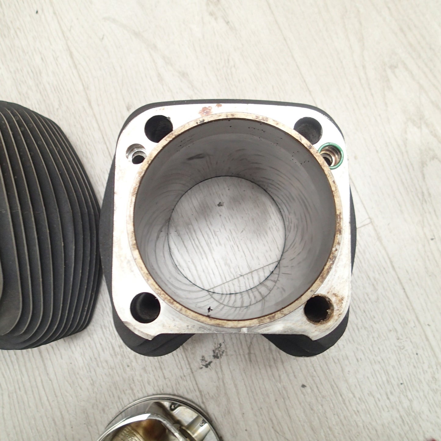 USED GENUINE HARLEY DAVIDSON PAIR OF CYLINDERS 16593-99 USED + Pistons