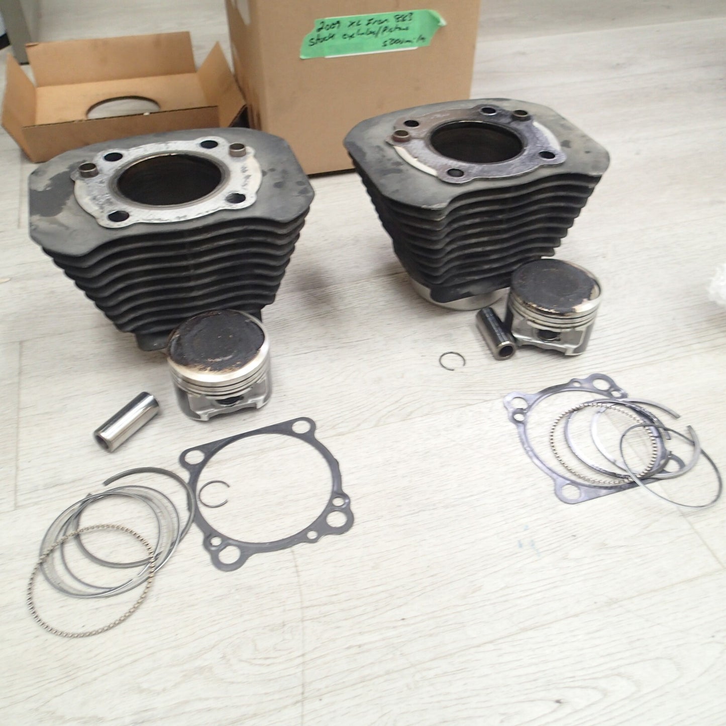 HARLEY 2009 XL Iron 883 Stock Cylinders/pistons 5000 mil