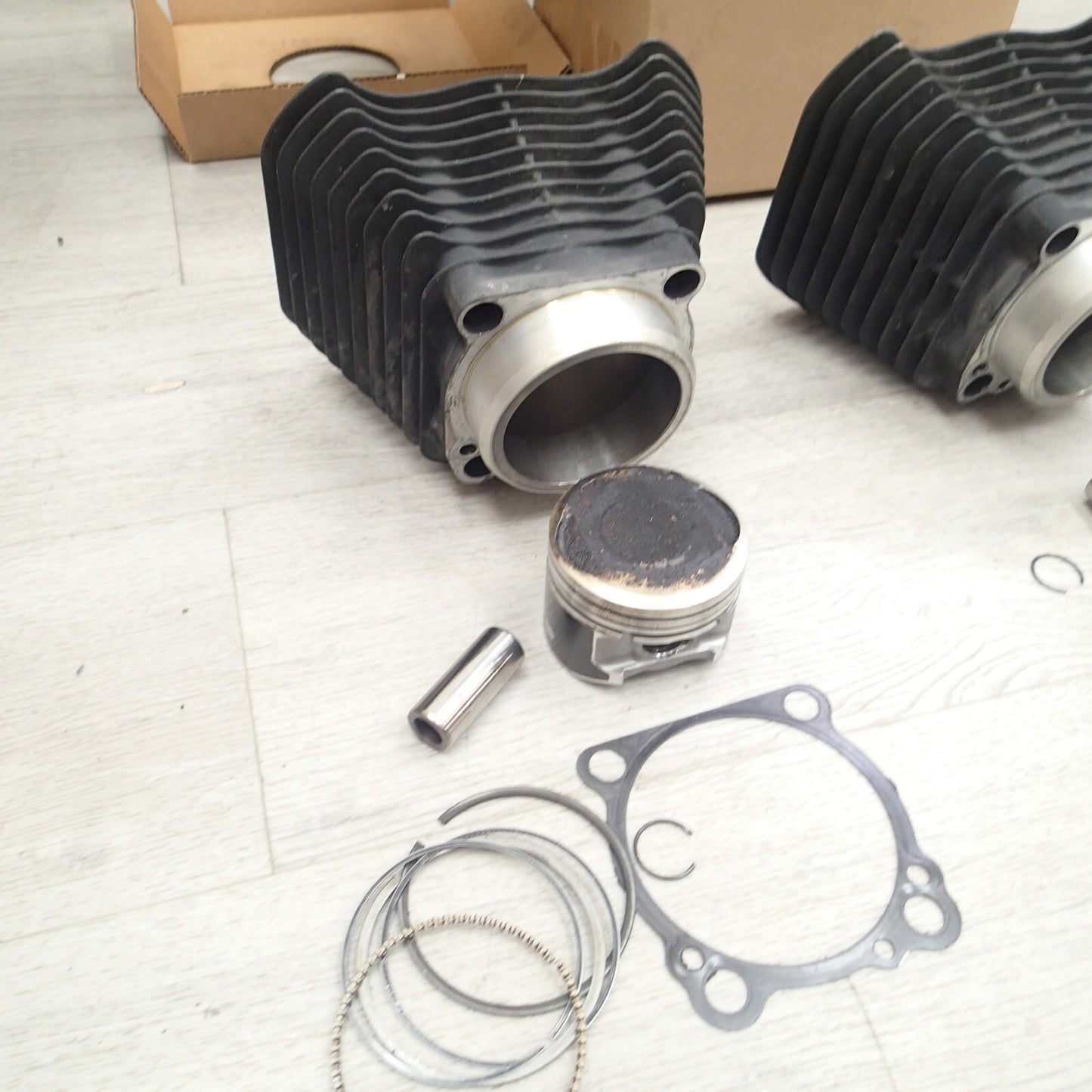 HARLEY 2009 XL Iron 883 Stock Cylinders/pistons 5000 mil