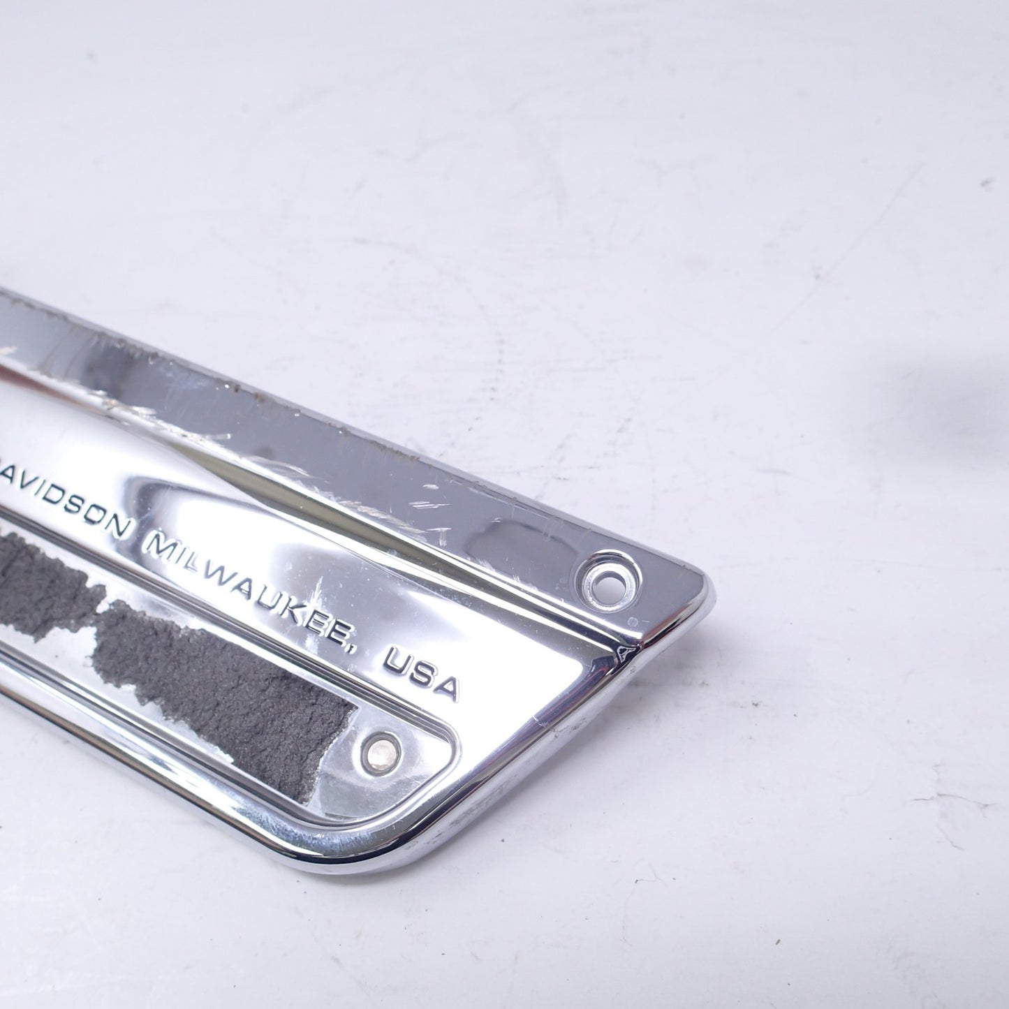 90601-93A Damage 93-2013 HARLEY-DAVIDSON TOURING RIGHT SADDLEBAG LATCH COVER ONE