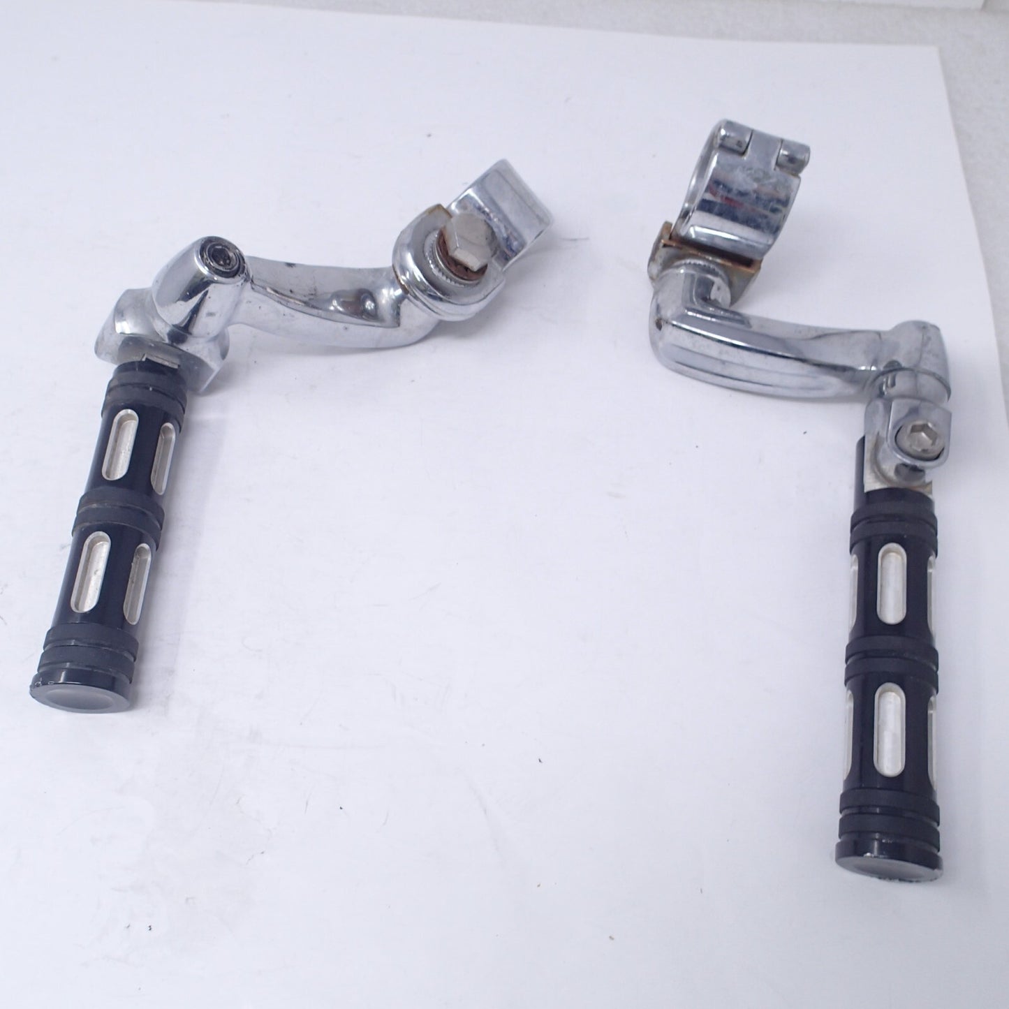 HARLEY DAVIDSON ADJUSTABLE MOUNTS CHROME CNC Billet Edge Cut Foot Pegs 50500030