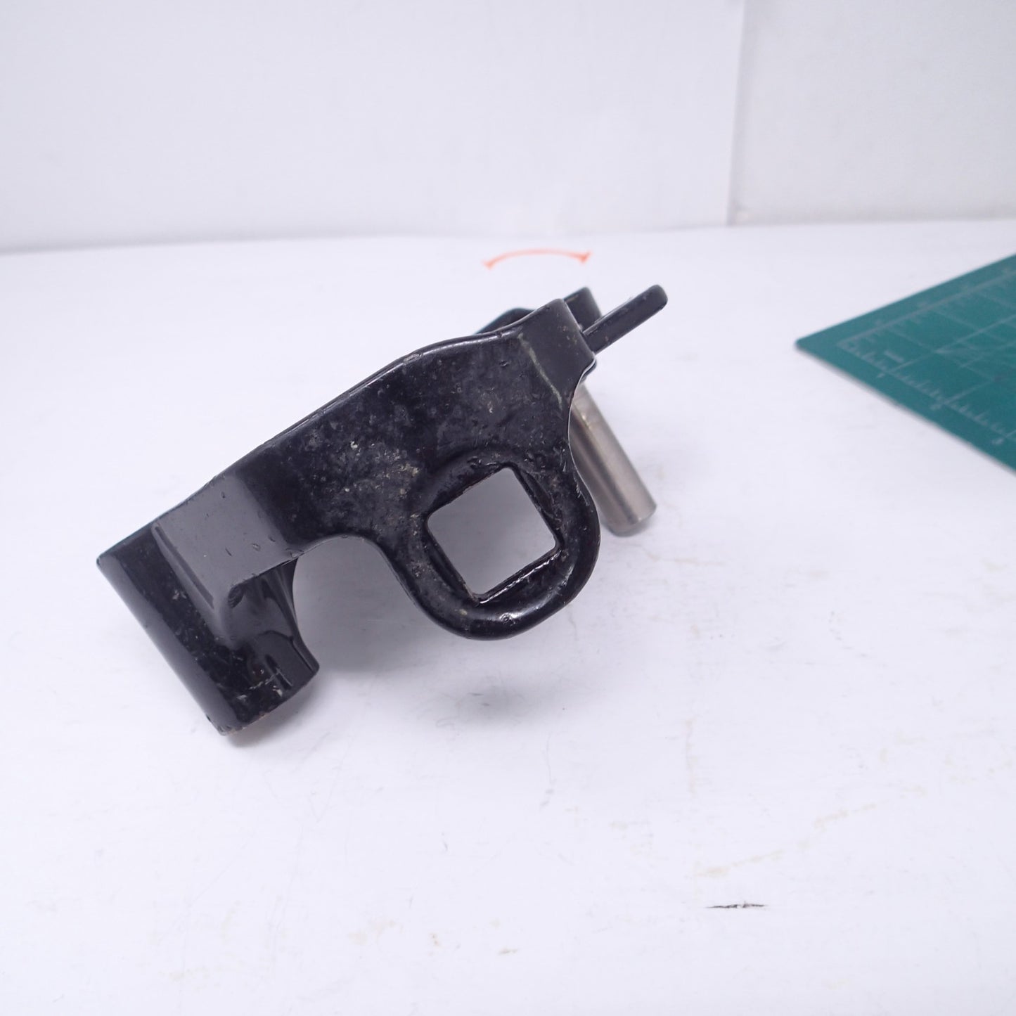 Harley BRACKET BRAKE LEVER & FOOTREST Right Footpeg Mount Bracket 42507-00