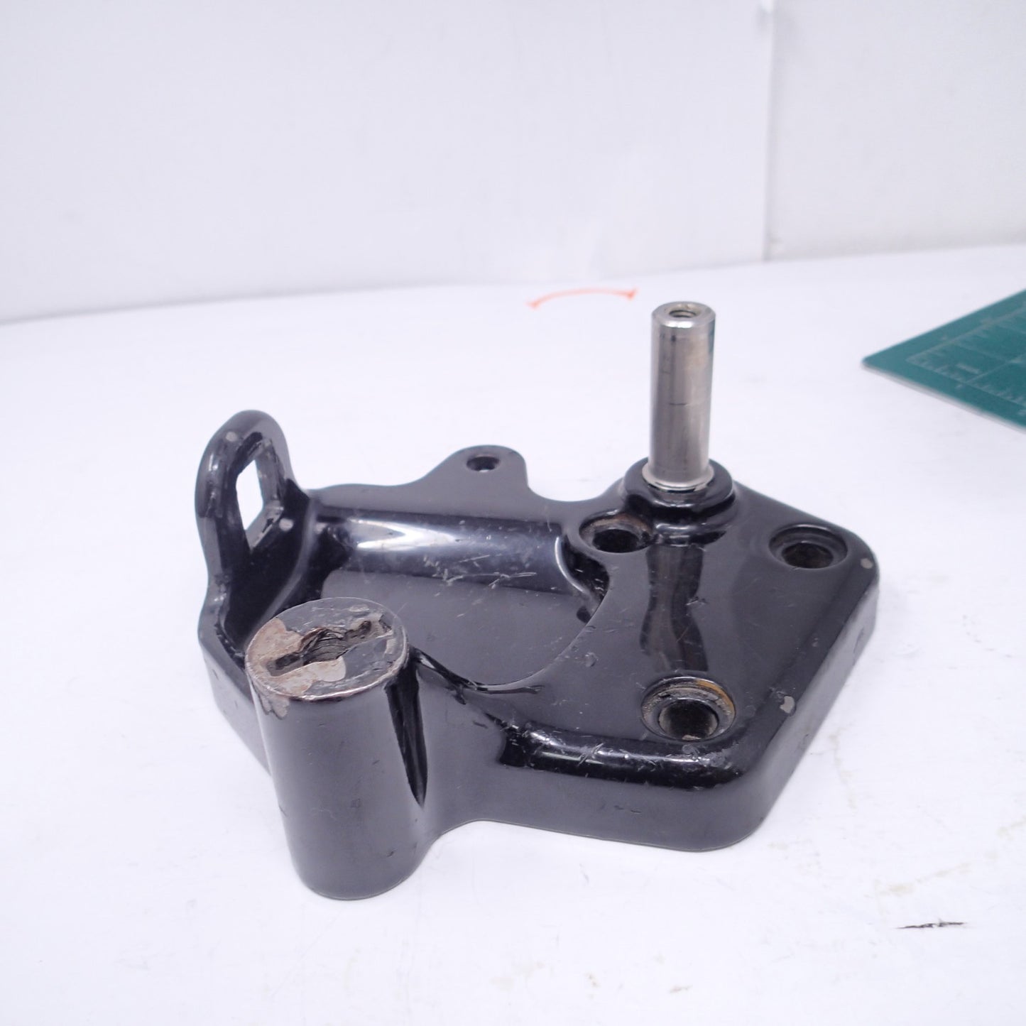 Harley BRACKET BRAKE LEVER & FOOTREST Right Footpeg Mount Bracket 42507-00
