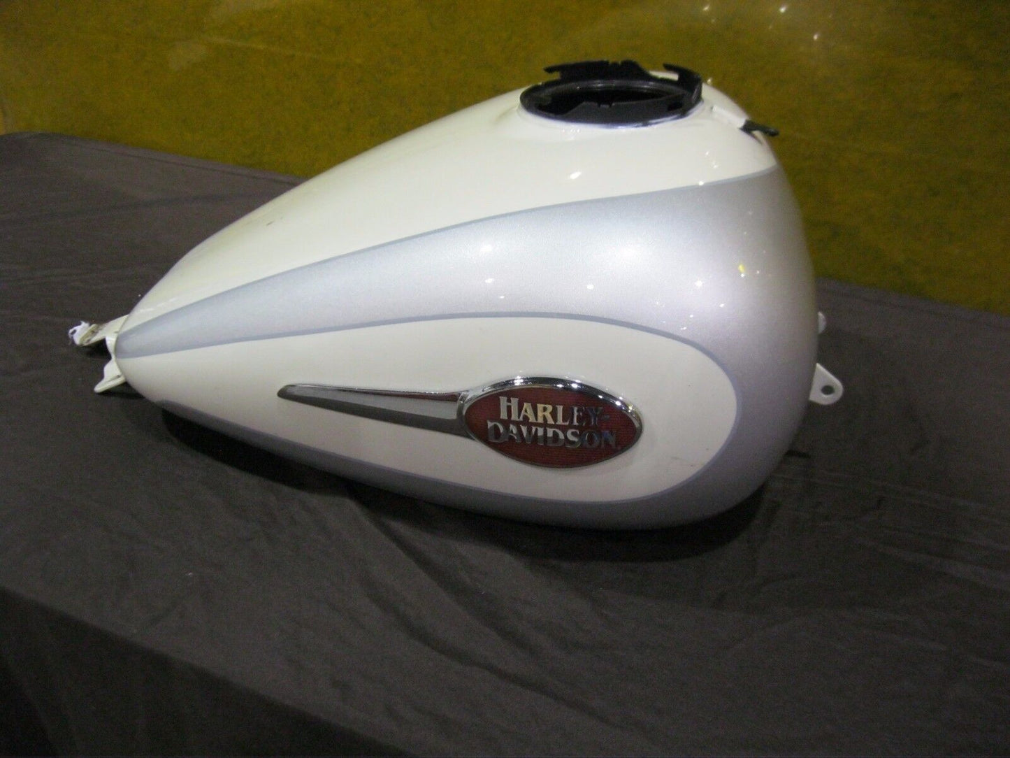 HARLEY DAVIDSON FLHTCUSE3 FUEL TANK  61386-08CTE WHITE FROST SILVER MIST