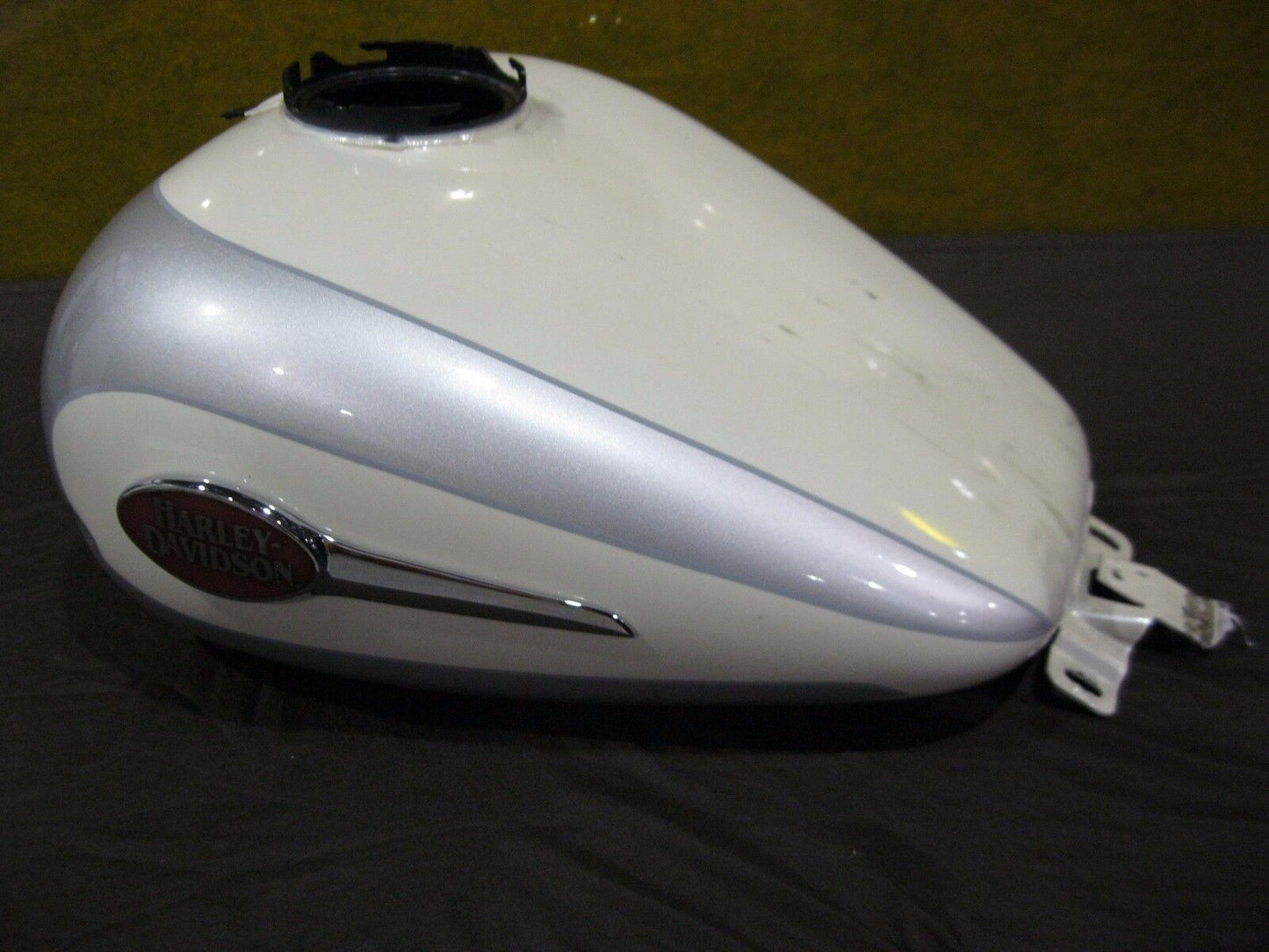 HARLEY DAVIDSON FLHTCUSE3 FUEL TANK  61386-08CTE WHITE FROST SILVER MIST