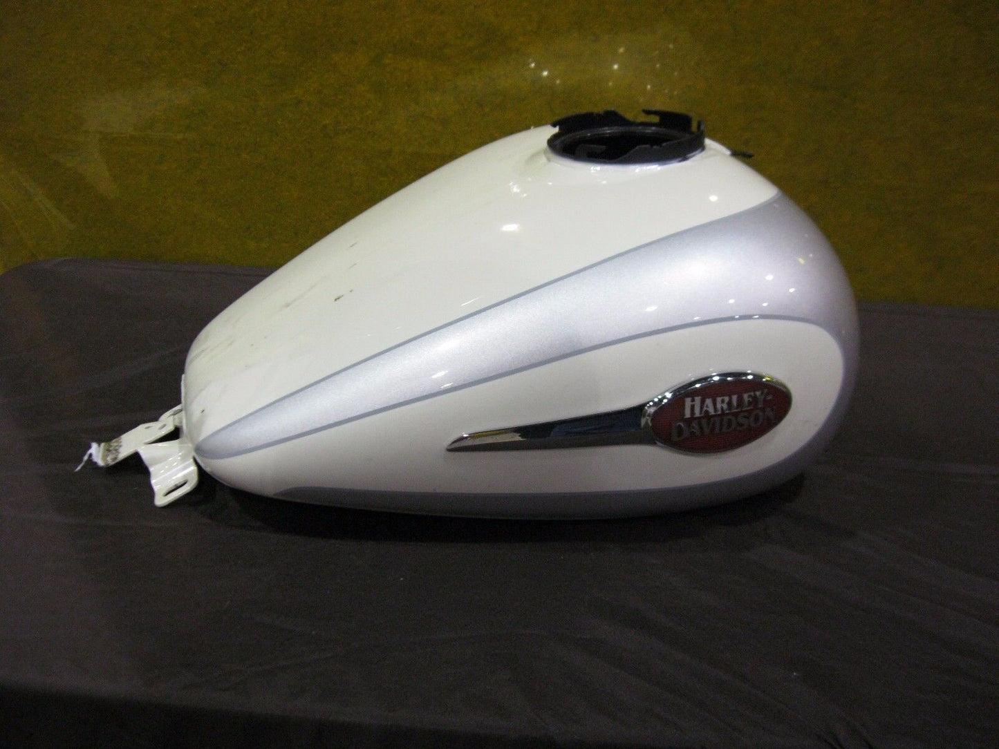 HARLEY DAVIDSON FLHTCUSE3 FUEL TANK  61386-08CTE WHITE FROST SILVER MIST