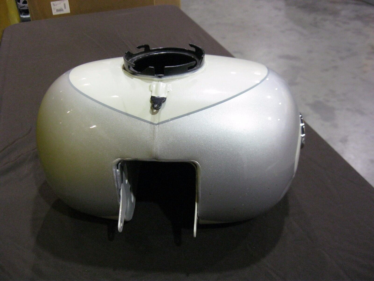 HARLEY DAVIDSON FLHTCUSE3 FUEL TANK  61386-08CTE WHITE FROST SILVER MIST