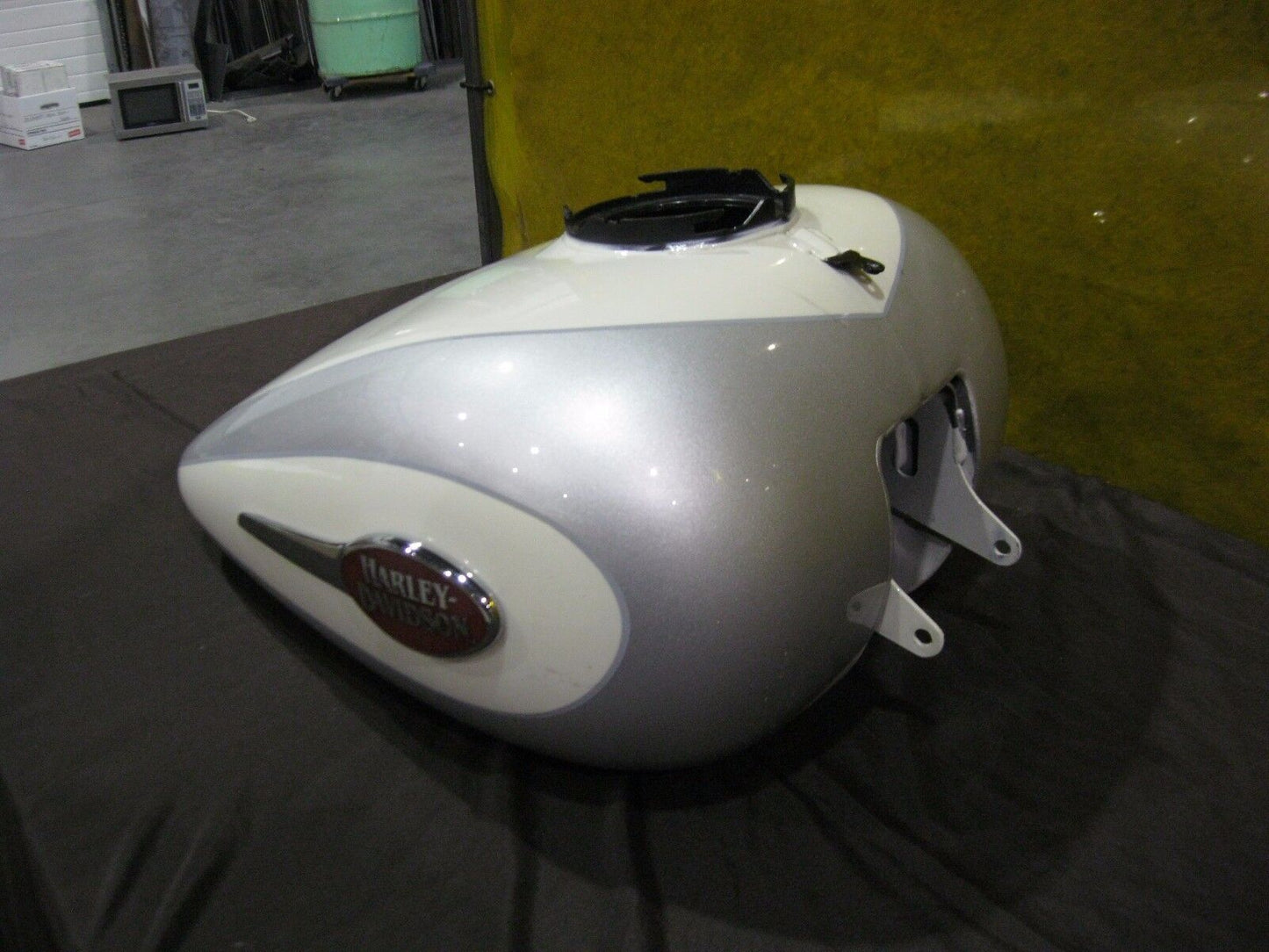 HARLEY DAVIDSON FLHTCUSE3 FUEL TANK  61386-08CTE WHITE FROST SILVER MIST