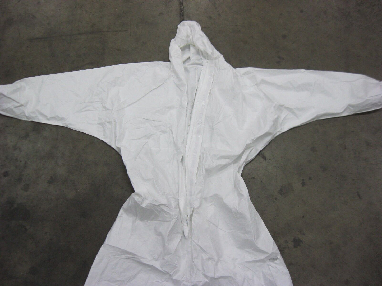 1 WHITE ENVIRONMENTAL PERSONAL PROTECTION / PAINT SUIT WITH HOOD SIZE 4 XL