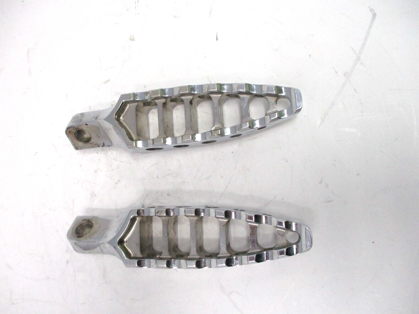 Aluminum Foot Pegs 45 Degrees Male-Mount Footrest For Harley Iron 883 Touring