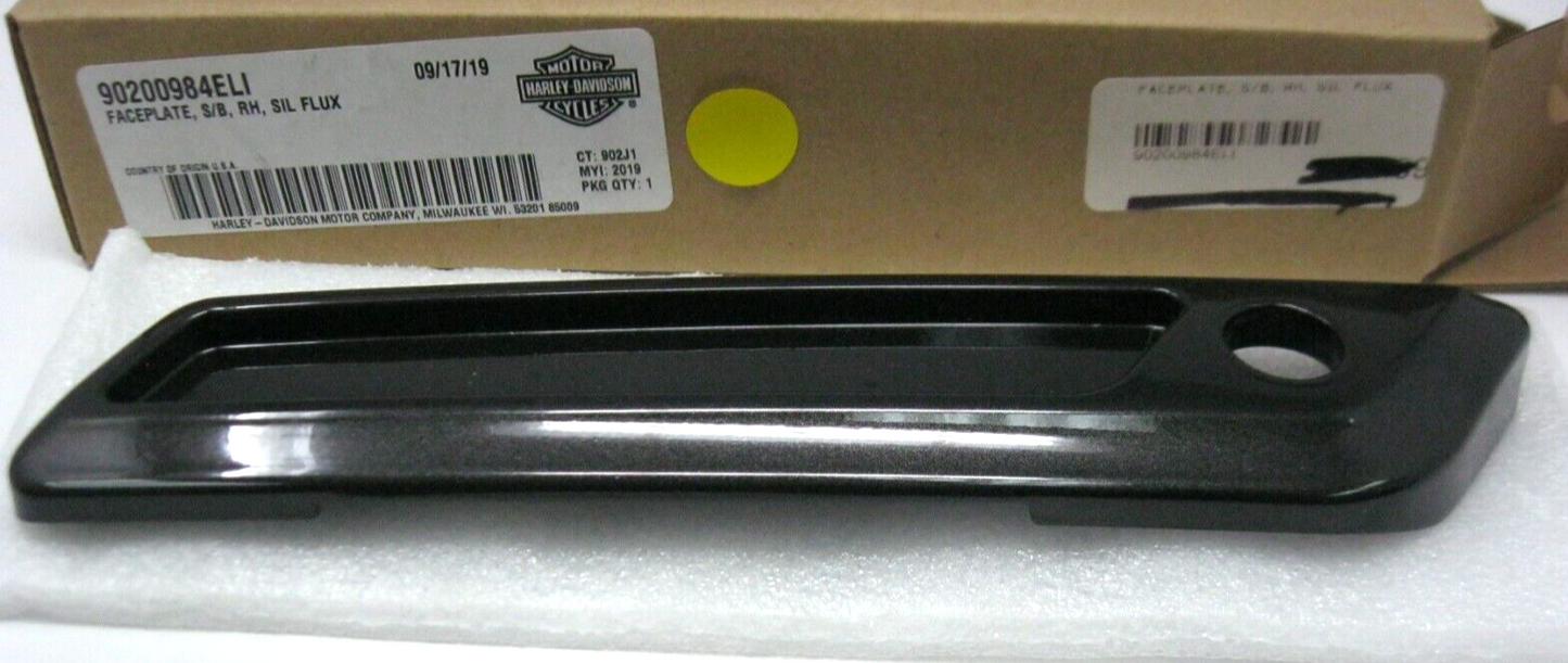 Harley-Davidson Right Saddlebag Faceplate Silver Flux 90200984ELI