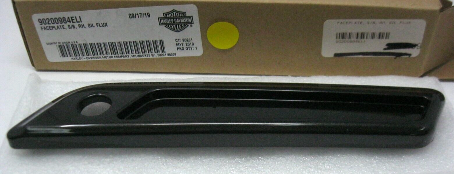 Harley-Davidson Right Saddlebag Faceplate Silver Flux 90200984ELI