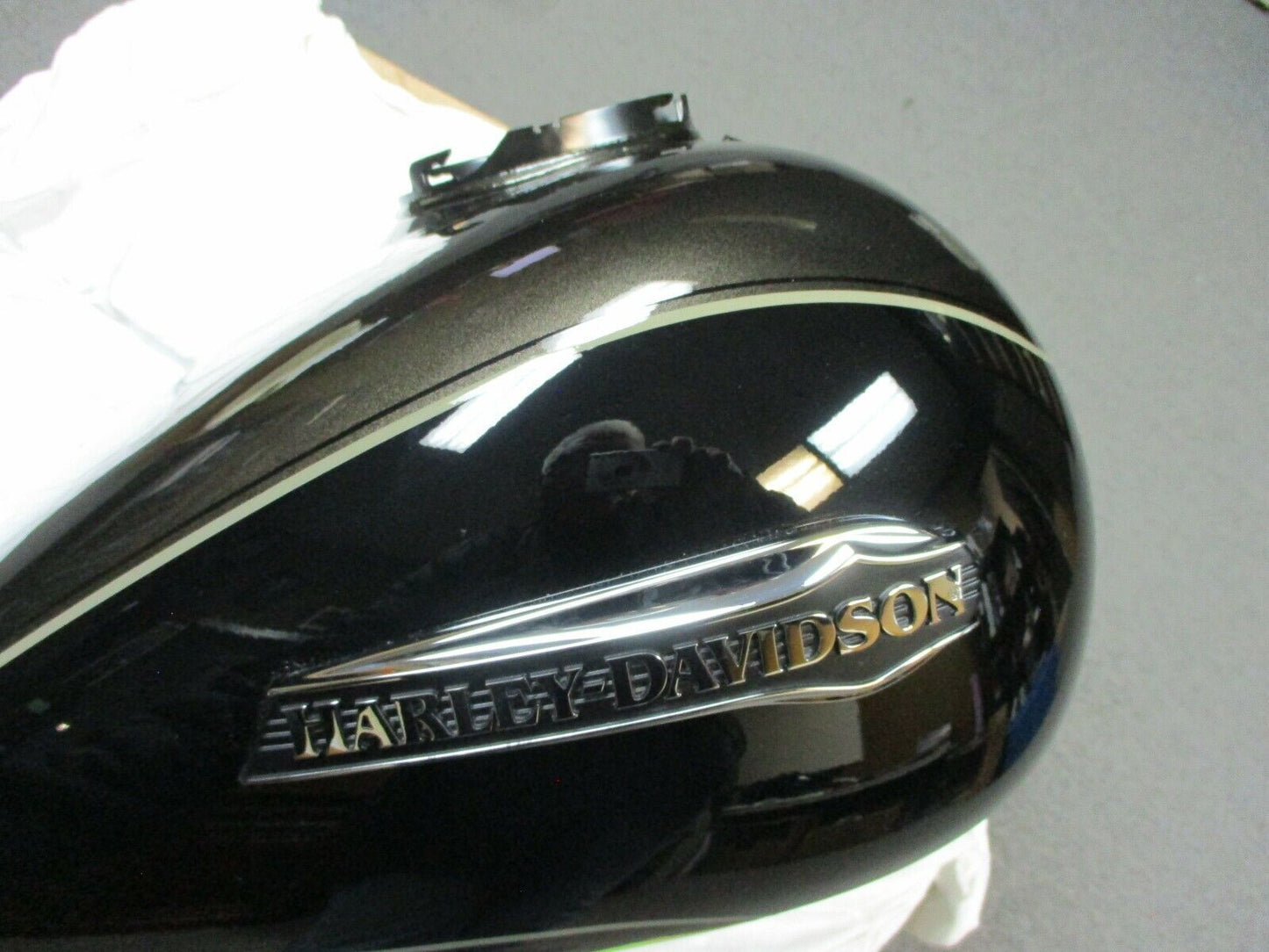 Harley Davidson OEM FLHTCUTG Fuel Tank River Rock Grey/Vivid Black 61000016EOK