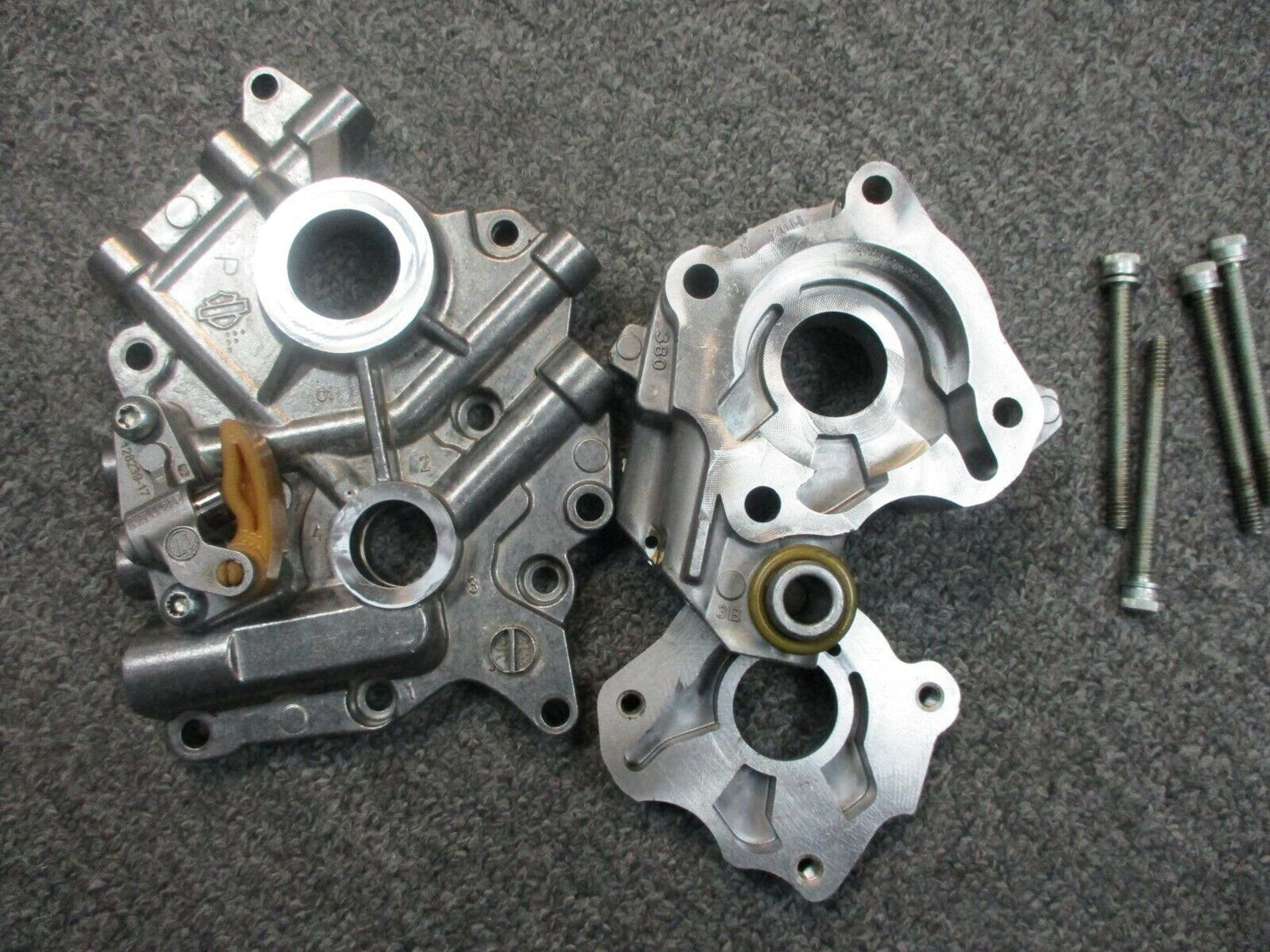 Harley Davidson OEM Milwaukee 8 Cam Support Plate & Oil Pump Assembly 25400131